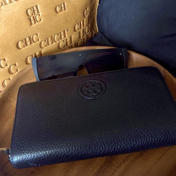 Tory Burch Handbags - Tory Burch Black Wristlet Wallet
